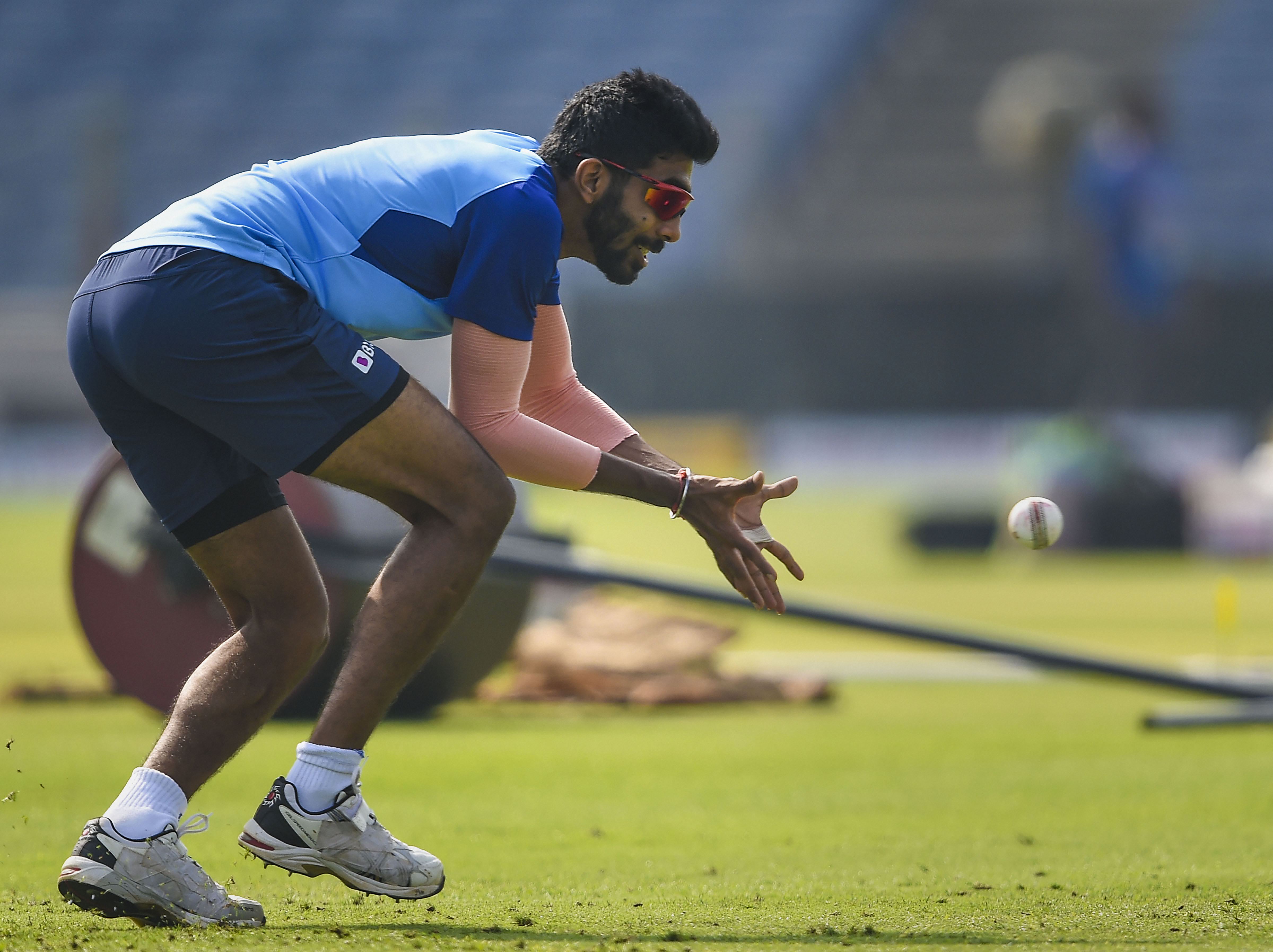 ہندوستانی تیز گیند باز جسپرت بمراہ سری لنکا کے خلاف تیسرے ٹی ۲۰ میچ سے قبل مشق کرتے ہوئے۔ تصویر : پی ٹی آئی